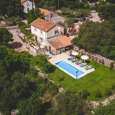 Village „ M „ *